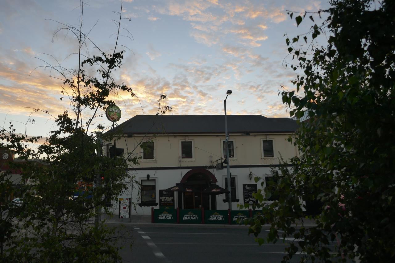 Okeefes Hotel Backpackers Лонсестон Экстерьер фото
